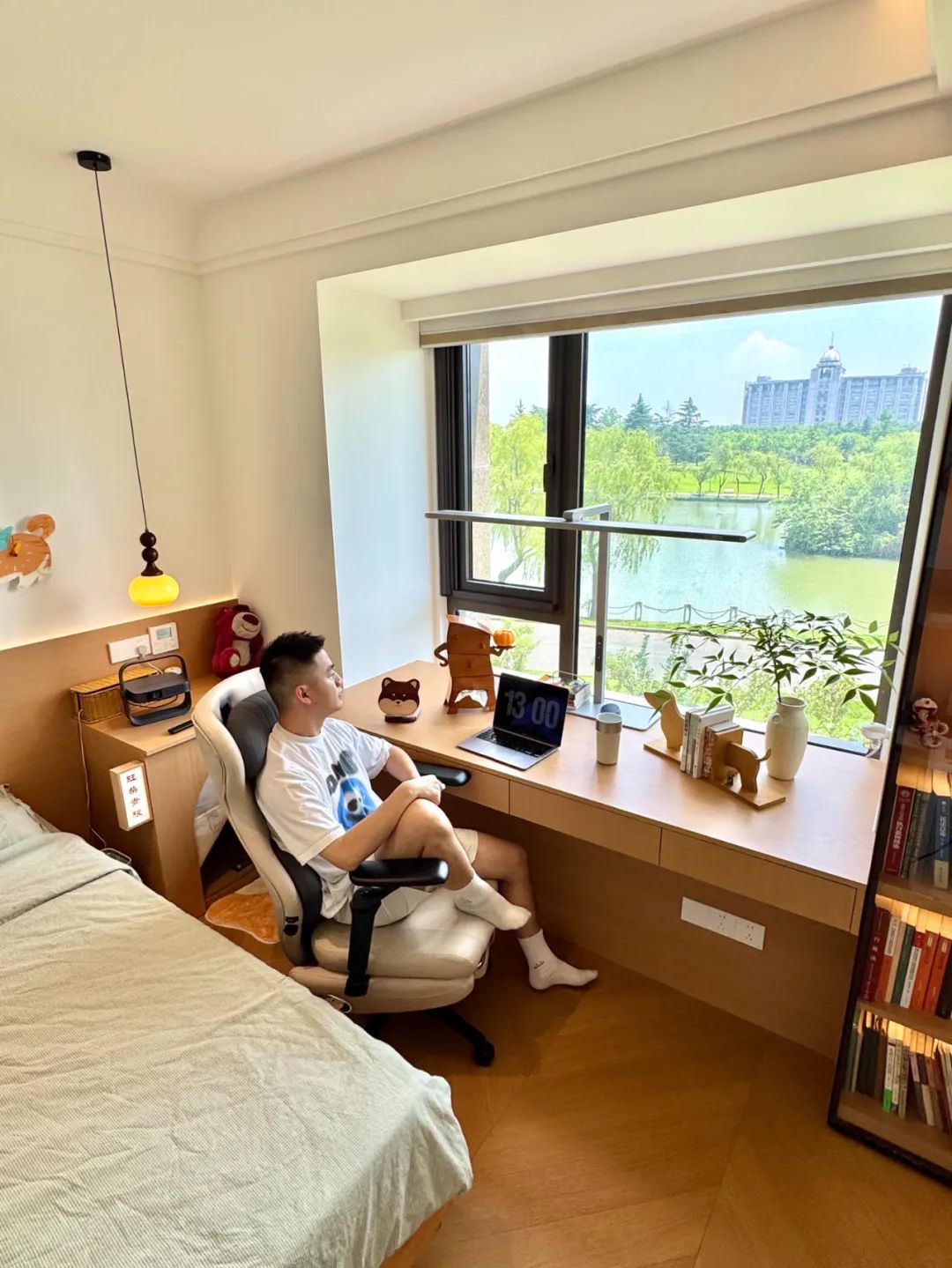 被年轻人家的“飘窗设计”惊到了！打开思路后，直接就多了半间房__被年轻人家的“飘窗设计”惊到了！打开思路后，直接就多了半间房