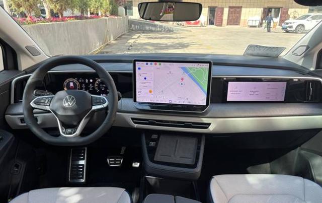 新一代智己LS6内饰曝光，配备可选半幅方向盘和副驾独立大屏，内外细节设计更豪华实用，动力系统也更强劲-有驾