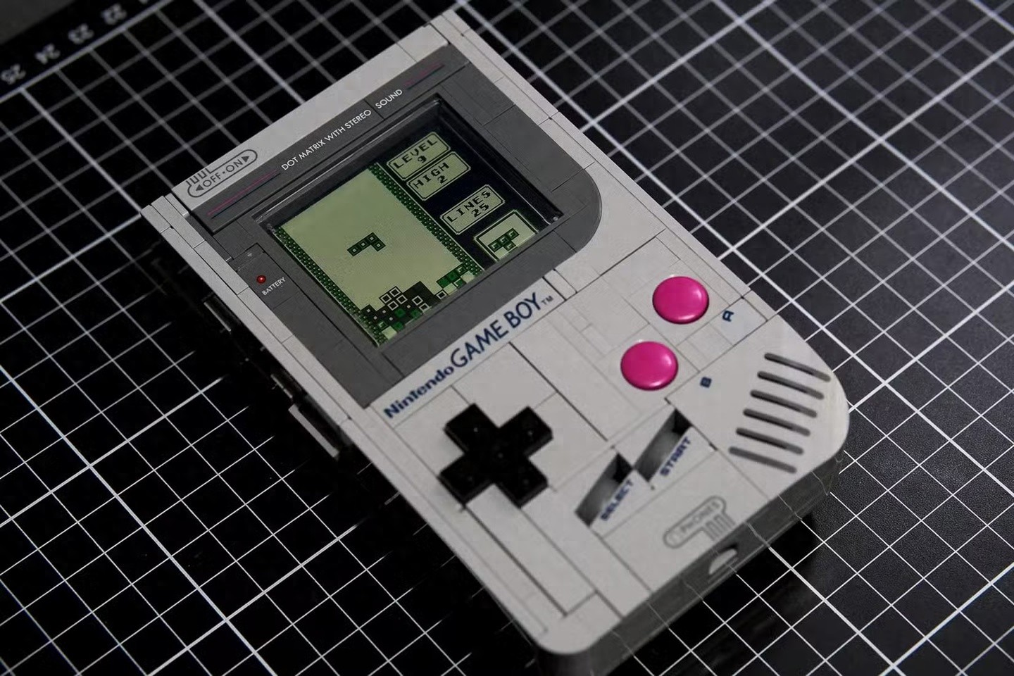 _真的能玩游戏：玩家魔改乐高 GameBoy 玩具，塞入定制主板、屏幕_真的能玩游戏：玩家魔改乐高 GameBoy 玩具，塞入定制主板、屏幕