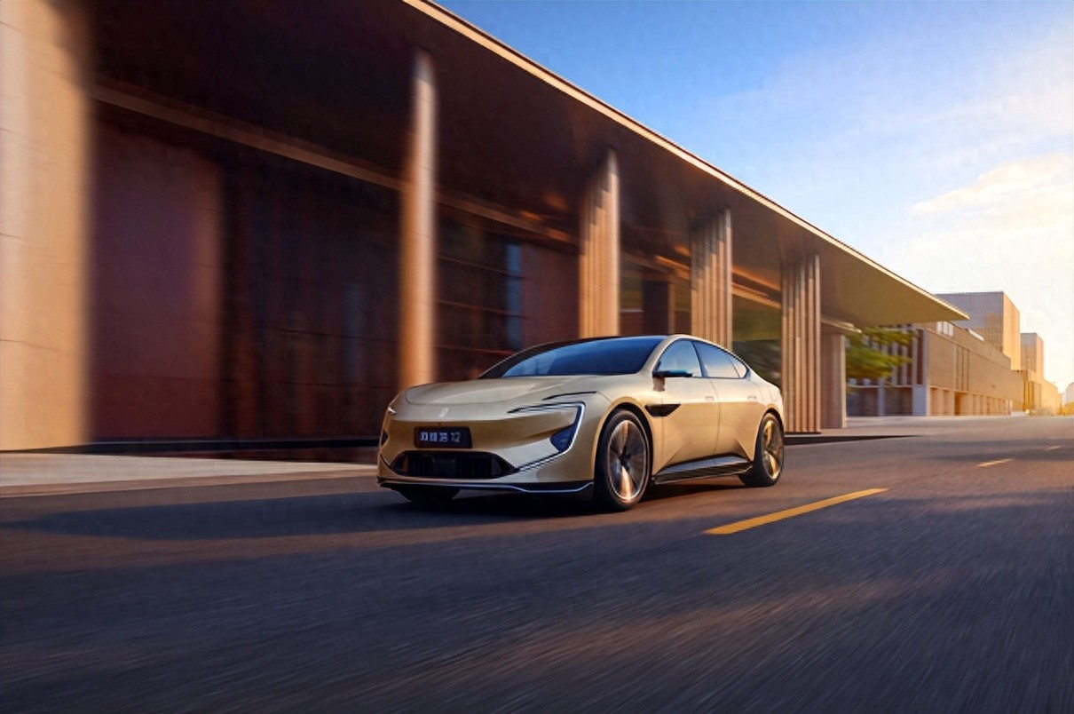 余承东:华为乾崑汽车AI千锤百炼 实现“类人”到“超人”能力提升_余承东:华为乾崑汽车AI千锤百炼 实现“类人”到“超人”能力提升_