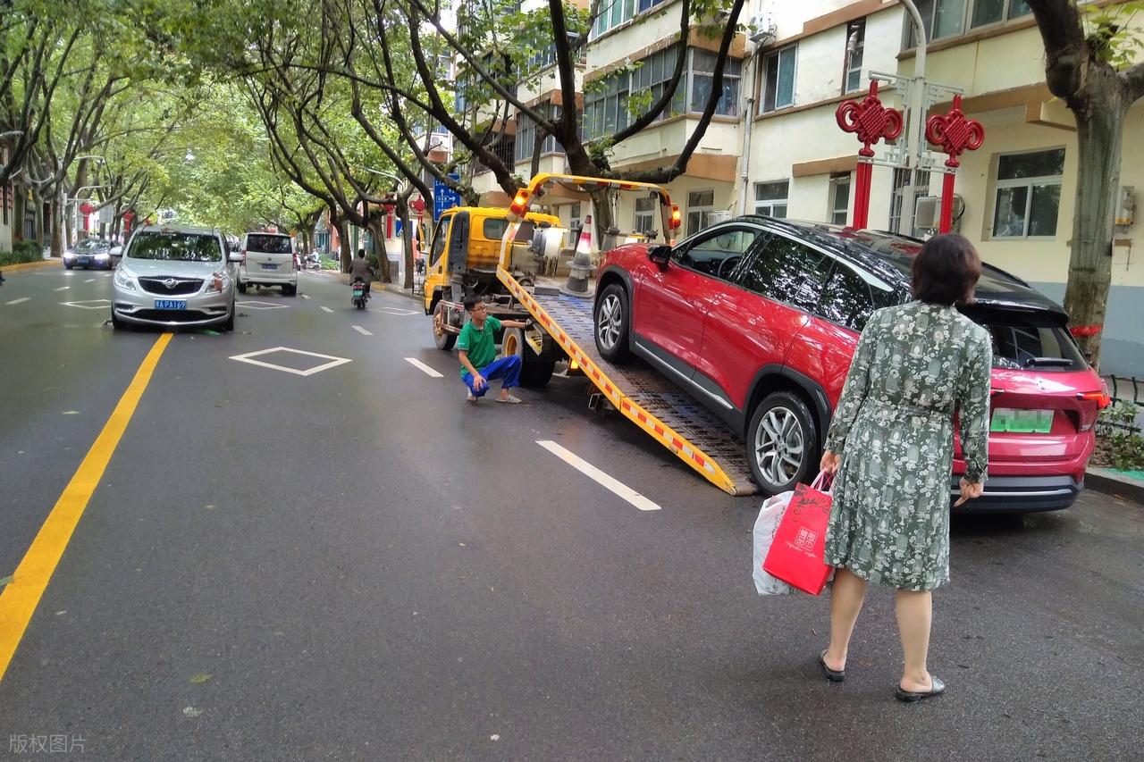 _高速上怎么找交警_高速上找交警打哪个电话