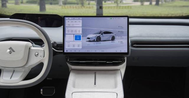 带GT后缀的车型大多代表着高性能轿跑,价格从十几万到数十万不等,既满足了消费者的运动梦也兼顾实用性-有驾