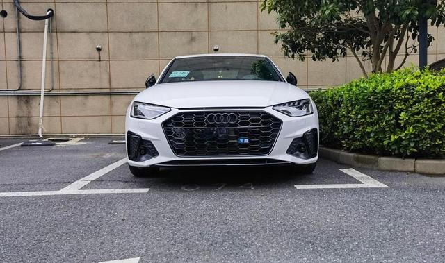 全系2.0T+优惠超9万,还卖不动,奥迪到底失算在哪儿?奥迪A4L的高功+低价,为啥还是留不住消费者?-有驾