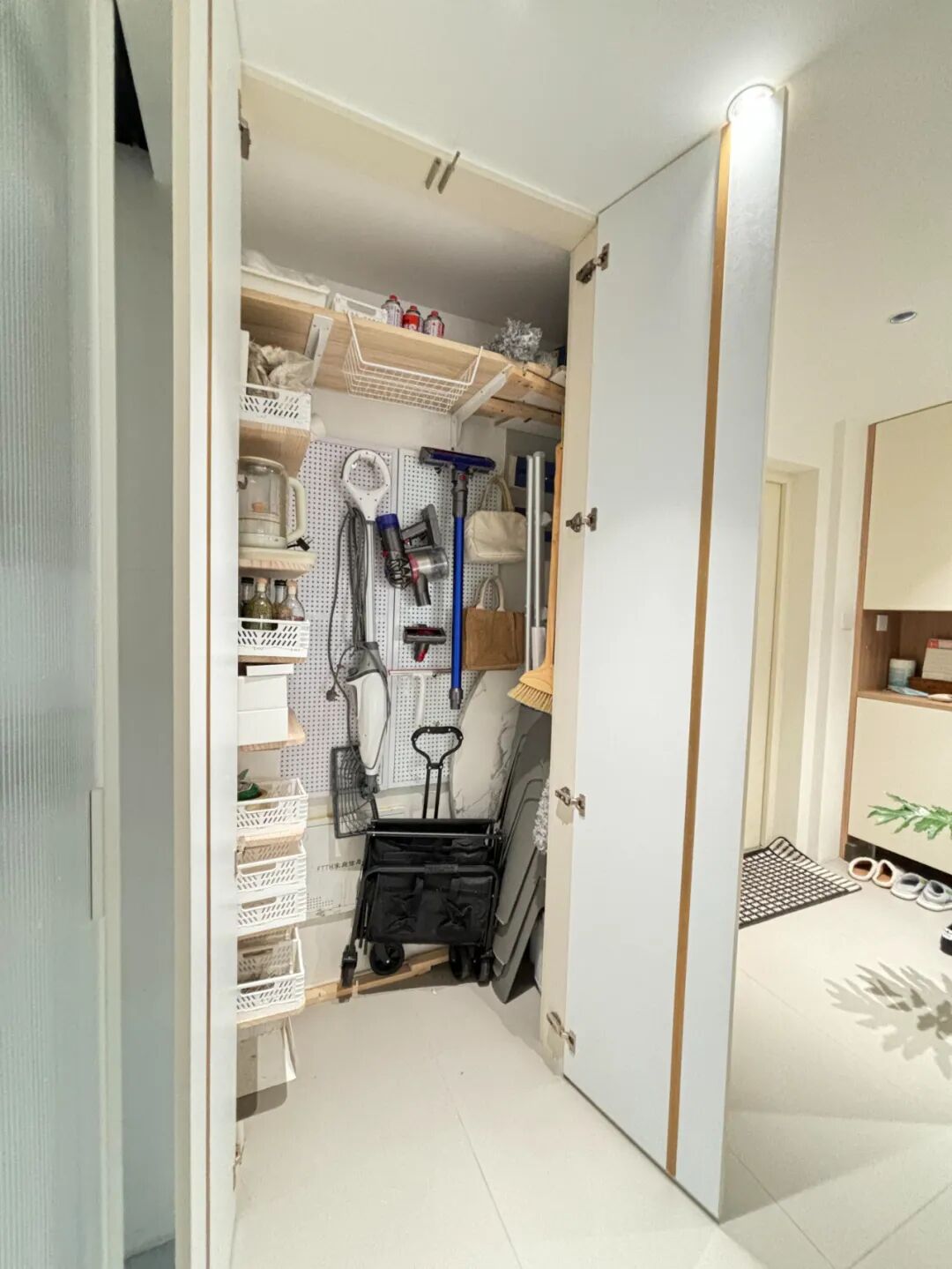 鞋柜“正退出”中国家庭?看看年轻人家里的设计,那叫一个高级_鞋柜“正退出”中国家庭?看看年轻人家里的设计,那叫一个高级_