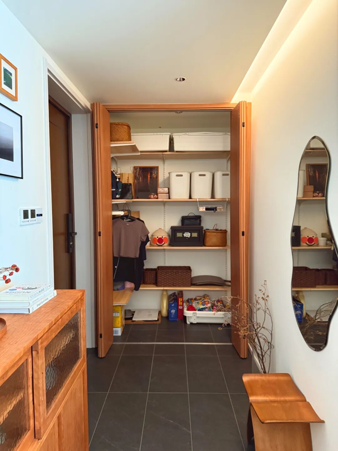 鞋柜“正退出”中国家庭?看看年轻人家里的设计,那叫一个高级__鞋柜“正退出”中国家庭?看看年轻人家里的设计,那叫一个高级