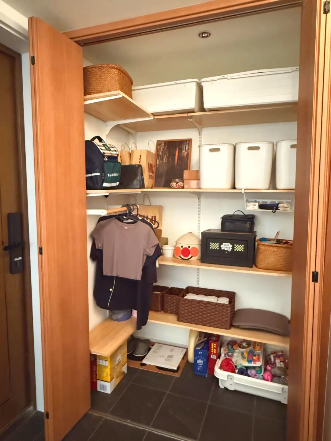 鞋柜“正退出”中国家庭?看看年轻人家里的设计,那叫一个高级_鞋柜“正退出”中国家庭?看看年轻人家里的设计,那叫一个高级_