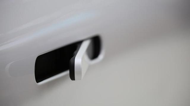 都怪特斯拉又是因为车门没打开人没出来,新能源车企应学习特斯拉的做工用料和底盘调教,而不是盲学隐藏式门把手的技术花哨无用-有驾