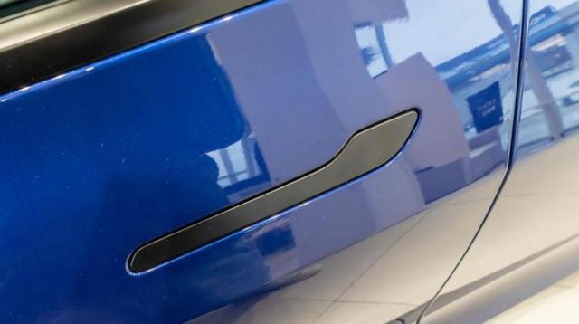 都怪特斯拉又是因为车门没打开人没出来,新能源车企应学习特斯拉的做工用料和底盘调教,而不是盲学隐藏式门把手的技术花哨无用-有驾