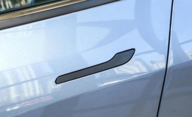 都怪特斯拉又是因为车门没打开人没出来,新能源车企应学习特斯拉的做工用料和底盘调教,而不是盲学隐藏式门把手的技术花哨无用-有驾