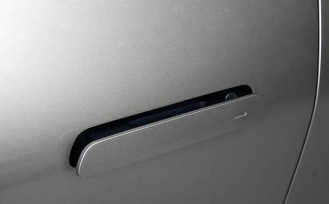 都怪特斯拉又是因为车门没打开人没出来,新能源车企应学习特斯拉的做工用料和底盘调教,而不是盲学隐藏式门把手的技术花哨无用-有驾