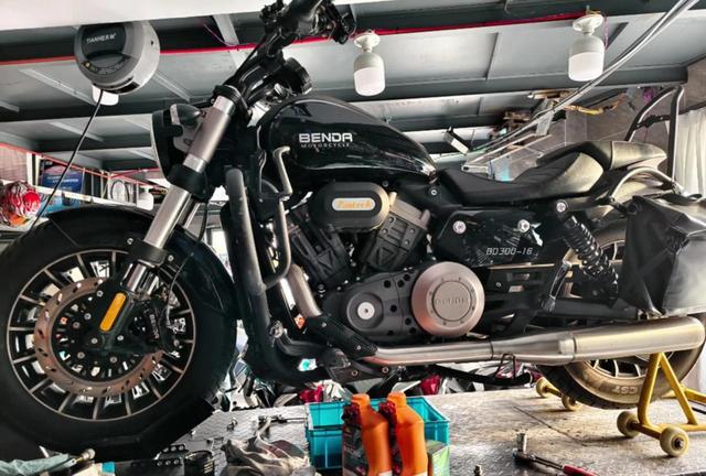 摩托车使用频率低多久换一次机油,这关系到发动机寿命和性能维护需要及时根据实际车况进行合理更换-有驾