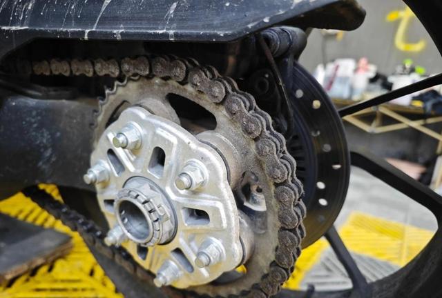 摩托车使用频率低多久换一次机油,这关系到发动机寿命和性能维护需要及时根据实际车况进行合理更换-有驾