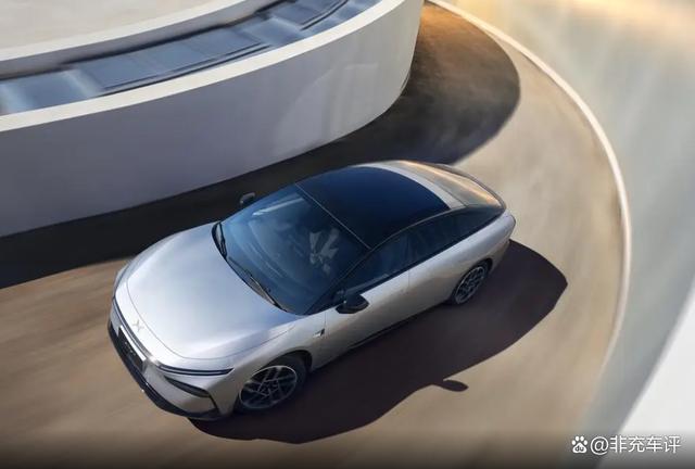 小鹏P7+增程版亮相!49.2度大电池加持,WLTC纯电续航325公里-有驾