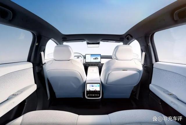 小鹏P7+增程版亮相!49.2度大电池加持,WLTC纯电续航325公里-有驾