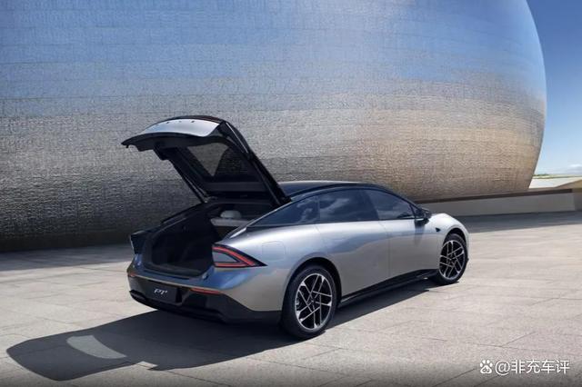 小鹏P7+增程版亮相!49.2度大电池加持,WLTC纯电续航325公里-有驾