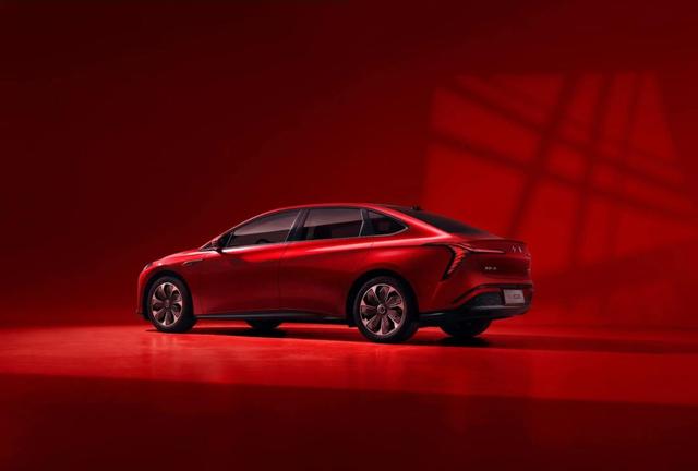 太不可思议我国汽车市场现状:各系车纷纷降价新车层出不穷,安全配置创新突破红旗天工05以全方位安全技术引领未来出行安全-有驾