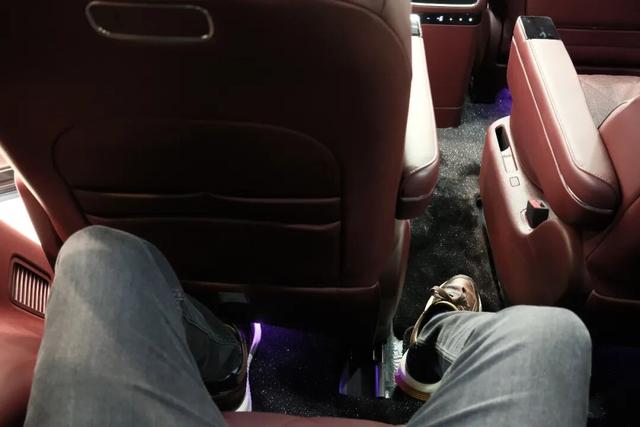 探店岚图泰山,体量感足气场强,综合豪华感比肩问界M9-有驾