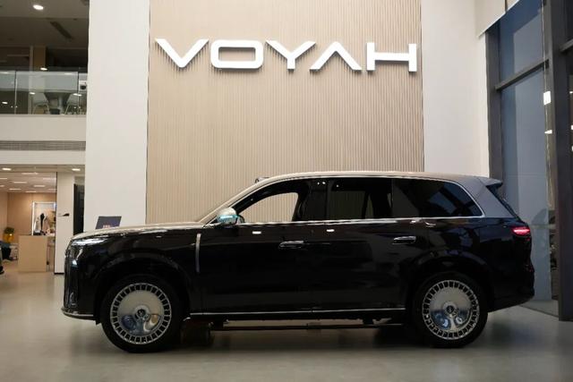 探店岚图泰山,体量感足气场强,综合豪华感比肩问界M9-有驾