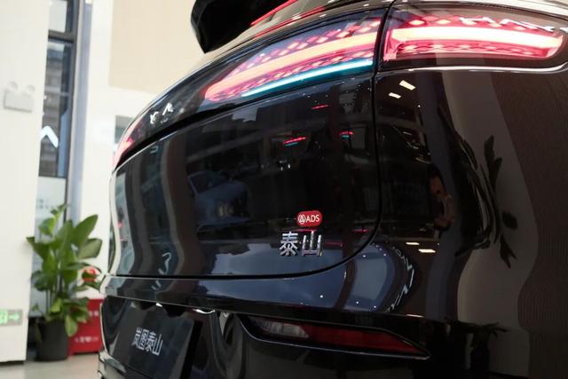 探店岚图泰山,体量感足气场强,综合豪华感比肩问界M9-有驾