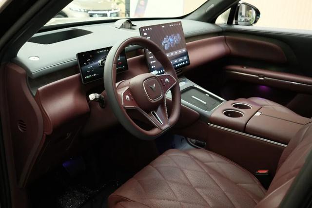 探店岚图泰山,体量感足气场强,综合豪华感比肩问界M9-有驾