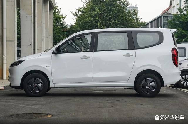 全新五菱宏光上市,车头像新能源车圆润,依旧1.5L发动机加手动挡-有驾