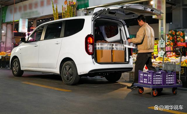 全新五菱宏光上市,车头像新能源车圆润,依旧1.5L发动机加手动挡-有驾