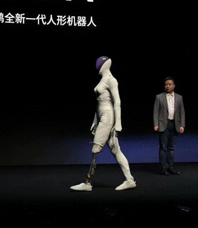 小鹏机器人猫步走红!全网盛赞腿技惊人,致命缺陷竟隐藏在暗处-有驾