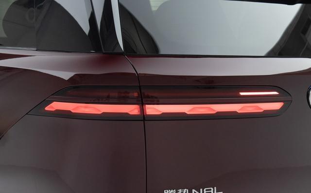 30万级大六座SUV对决！腾势N8L能否撼动理想和问界的市场-有驾