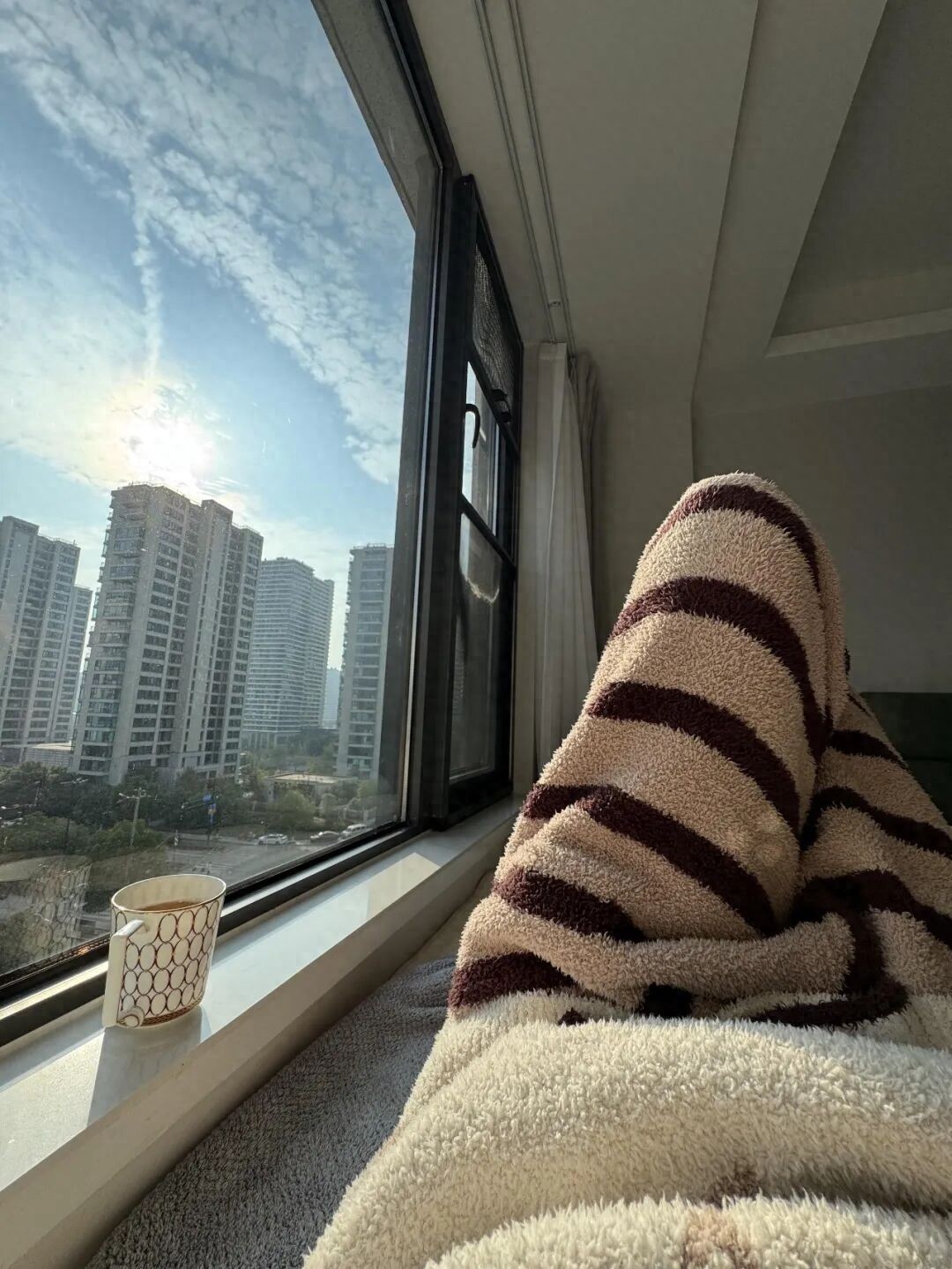 _果然还是年轻人“鬼点子”多!飘窗换个思路设计,实用性直接翻倍_果然还是年轻人“鬼点子”多!飘窗换个思路设计,实用性直接翻倍