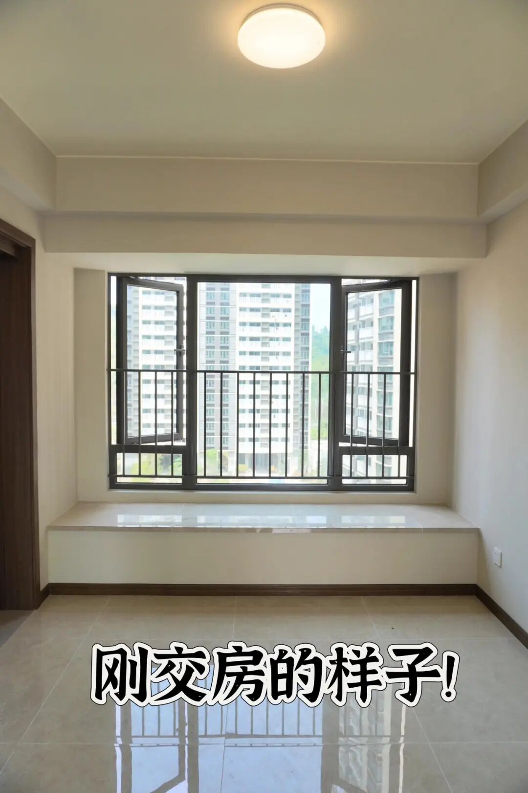 果然还是年轻人“鬼点子”多!飘窗换个思路设计,实用性直接翻倍__果然还是年轻人“鬼点子”多!飘窗换个思路设计,实用性直接翻倍