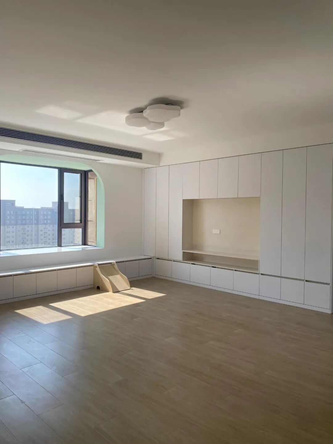 果然还是年轻人“鬼点子”多!飘窗换个思路设计,实用性直接翻倍__果然还是年轻人“鬼点子”多!飘窗换个思路设计,实用性直接翻倍