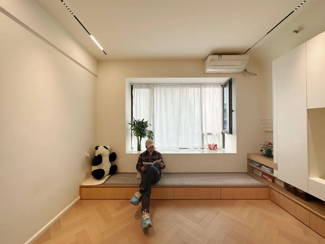 果然还是年轻人“鬼点子”多!飘窗换个思路设计,实用性直接翻倍__果然还是年轻人“鬼点子”多!飘窗换个思路设计,实用性直接翻倍