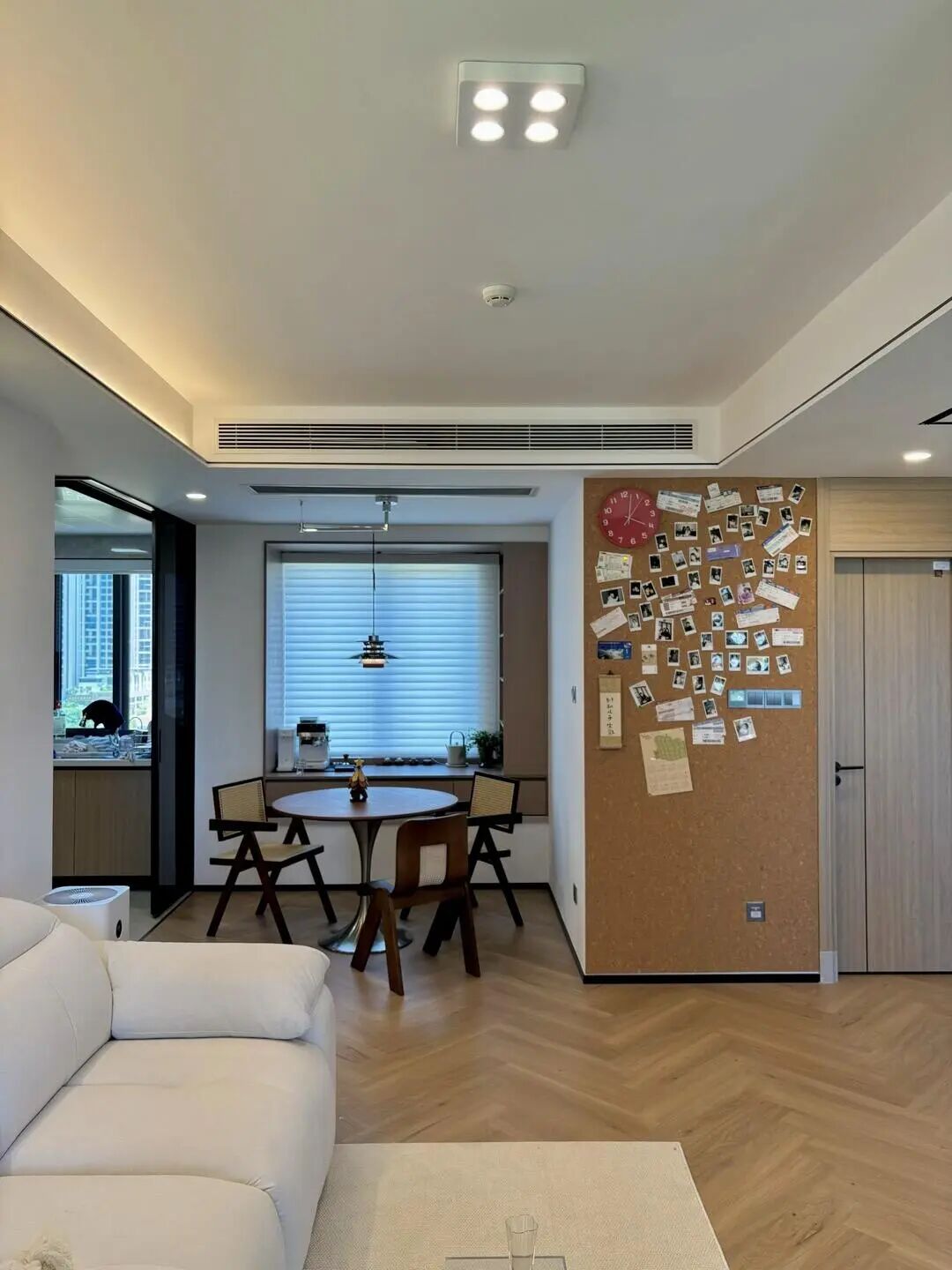 果然还是年轻人“鬼点子”多!飘窗换个思路设计,实用性直接翻倍__果然还是年轻人“鬼点子”多!飘窗换个思路设计,实用性直接翻倍