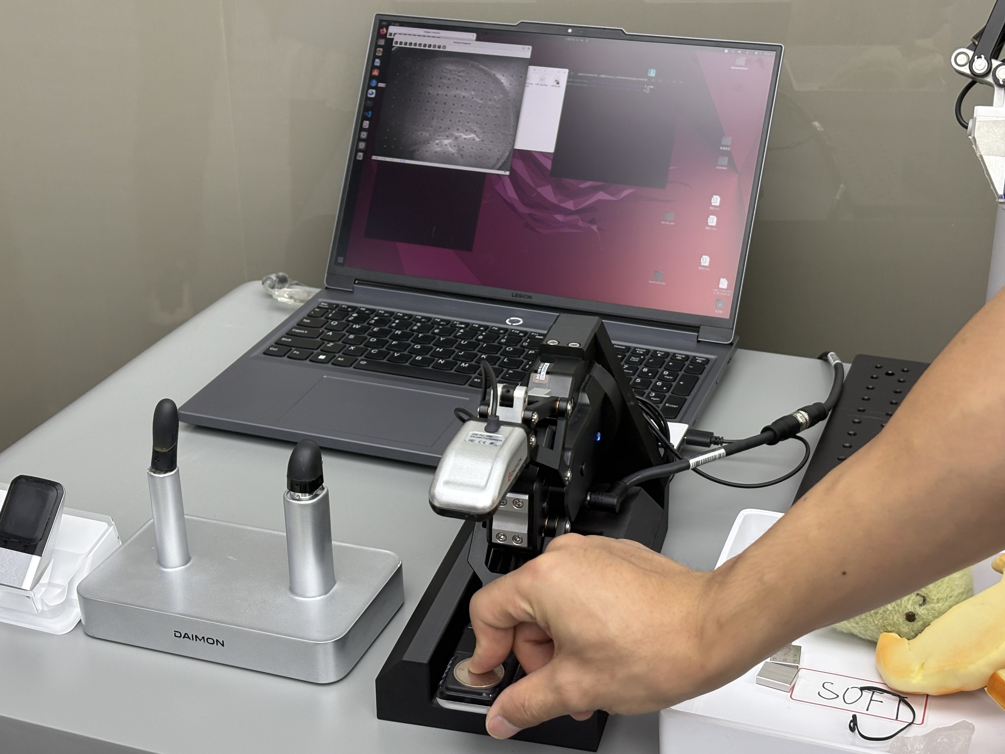 利用视触觉传感器,能摸出1元硬币。图片来源:乔心怡