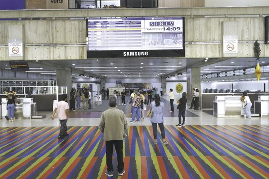 美方称委内瑞拉上空及周边空域“被视为全面关闭”后,委内瑞拉迈克蒂亚西蒙·玻利瓦尔国际机场依然运营。(视觉中国)