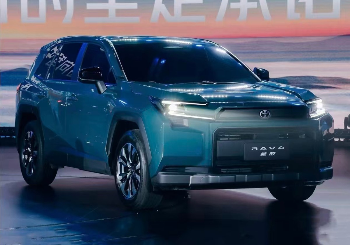 “小号普拉多”?智能化大幅提升,新一代RAV4荣放16.98万元起__“小号普拉多”?智能化大幅提升,新一代RAV4荣放16.98万元起