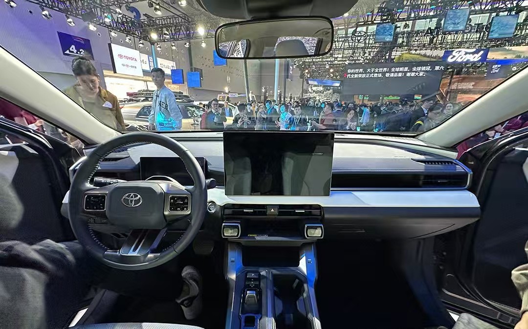 “小号普拉多”?智能化大幅提升,新一代RAV4荣放16.98万元起__“小号普拉多”?智能化大幅提升,新一代RAV4荣放16.98万元起