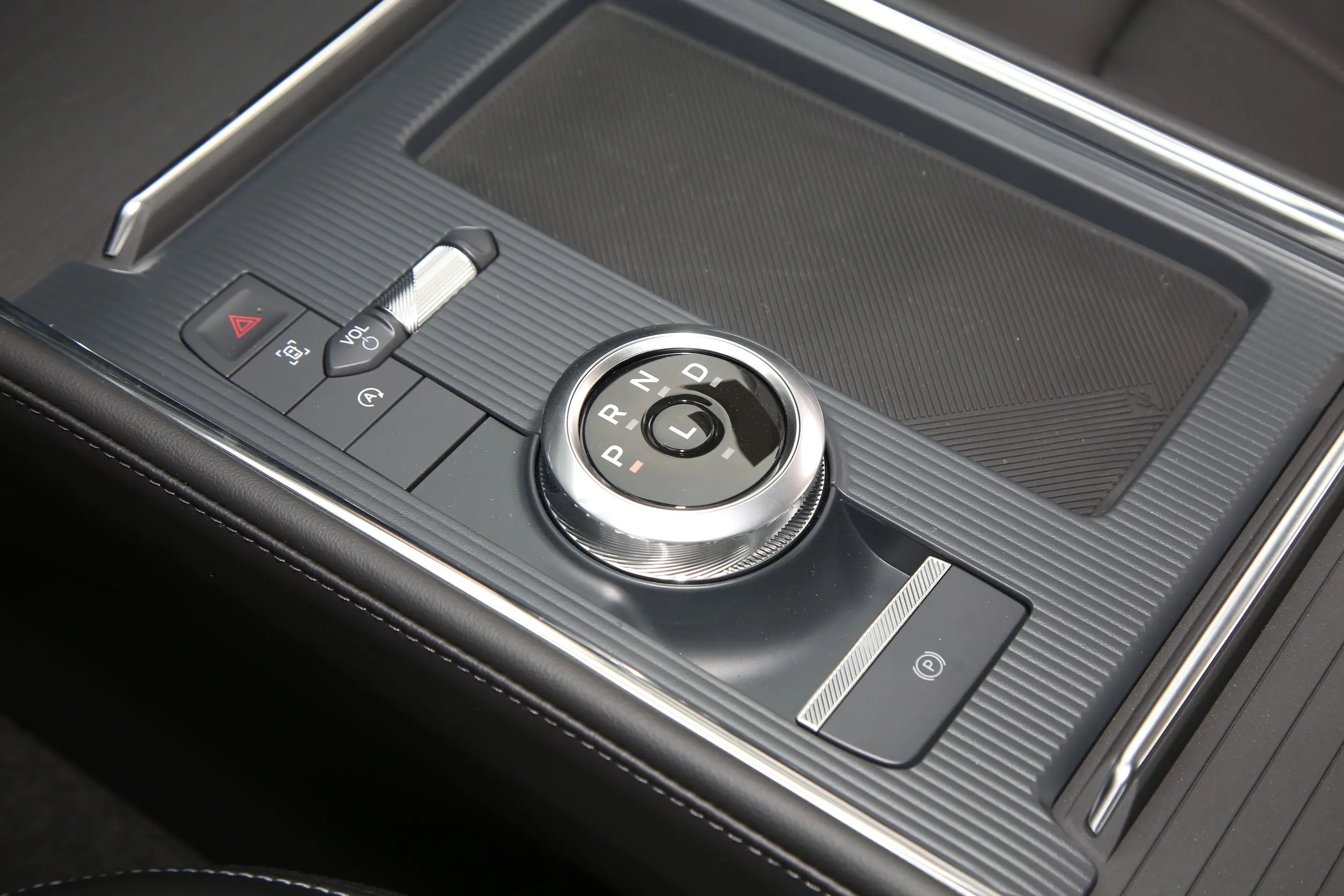 _天津那迈腾子椅子_福特金牛座对比迈腾