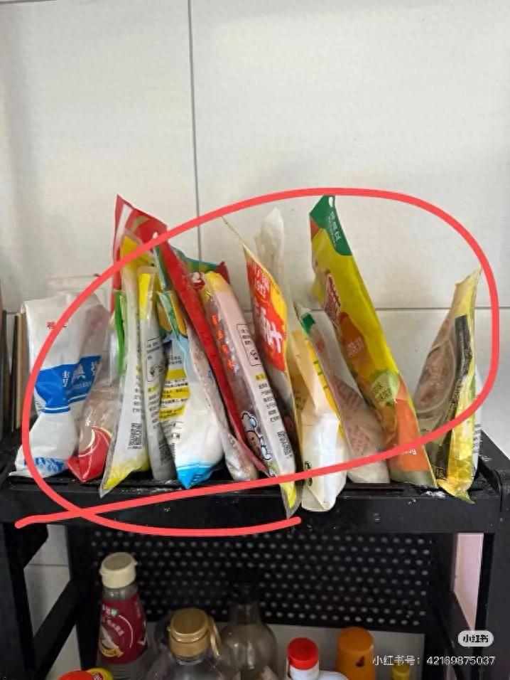 被网友的“收纳智慧”折服了!不花啥钱,厨房就能井井有条!__被网友的“收纳智慧”折服了!不花啥钱,厨房就能井井有条!