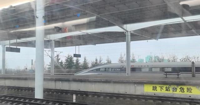 泸州只有100趟动车我上周刚在站台啃完最后一口凉饼抬头数屏,深圳重庆成都等多线开通让交通变得更加便捷,城市逐步迈向高铁新时代-有驾