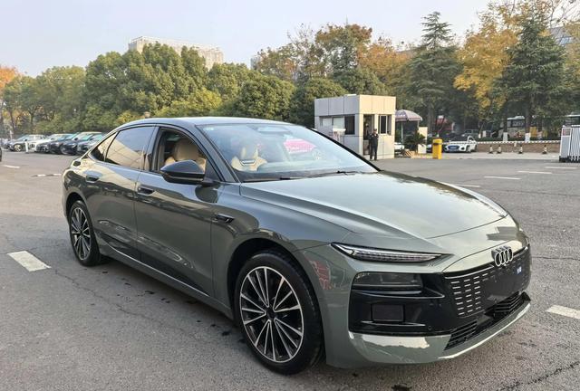 纯电奥迪A6L实车亮相！车长超5米1搭华为乾坤系统，551马力带空气悬架配置-有驾