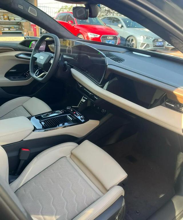 纯电奥迪A6L实车亮相！车长超5米1搭华为乾坤系统，551马力带空气悬架配置-有驾