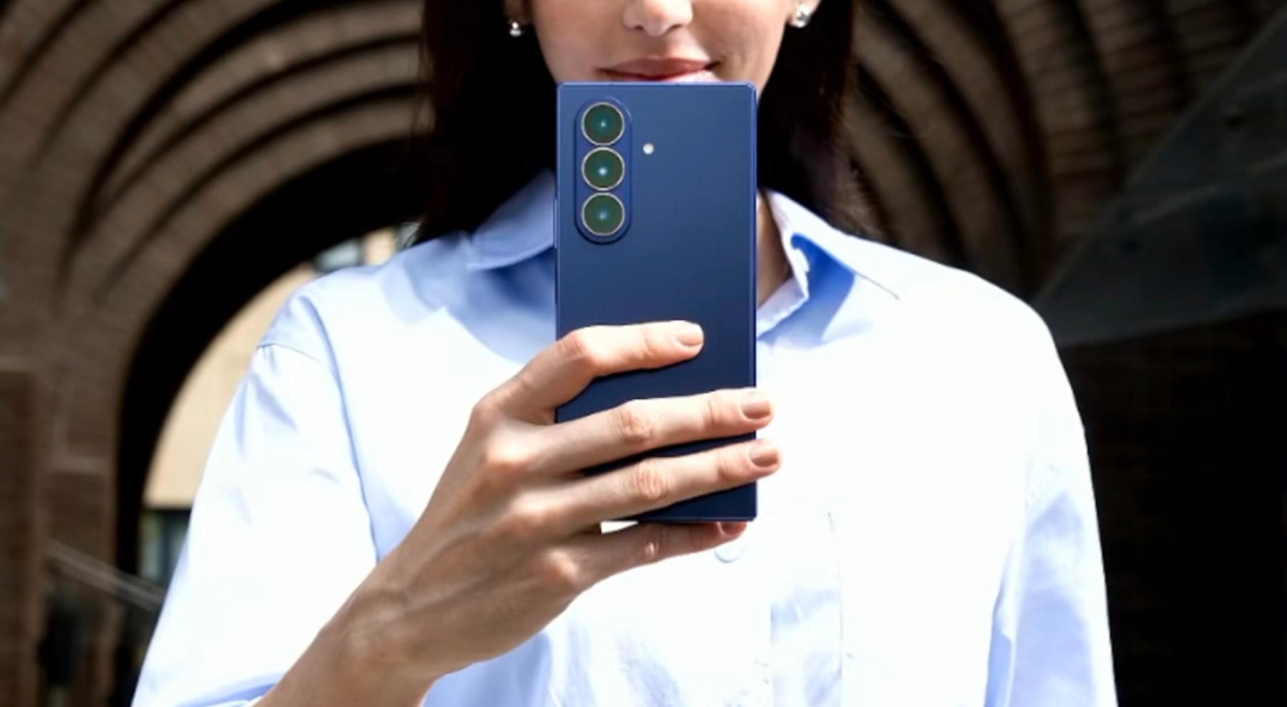 三星折叠屏评测视频_三星折屏2021_